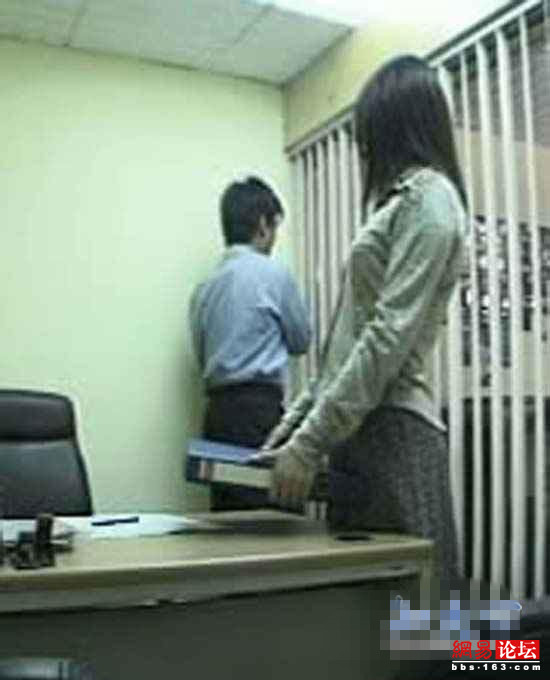 男人哄骗女人睡觉全过视频程(3)(点击浏览下一张趣图)