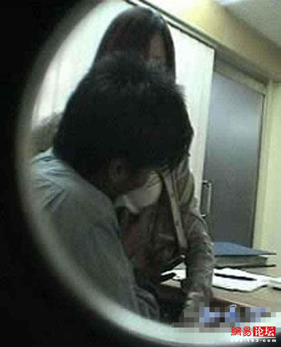 老板强吻撕衣服视频长时间(2)(点击浏览下一张趣图)