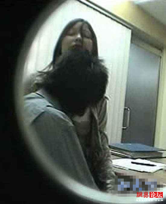 看美女捝掉全衣服被男生看(3)(点击浏览下一张趣图)