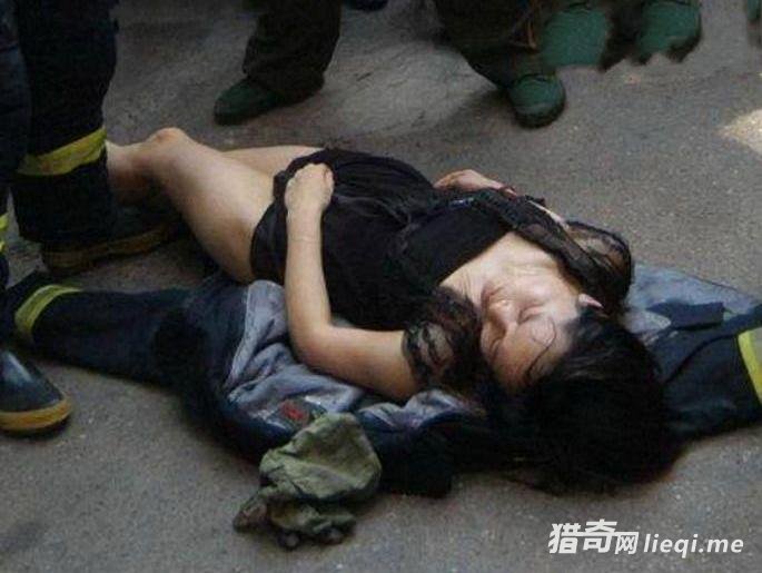 杀美女放血图片(2)(点击浏览下一张趣图)
