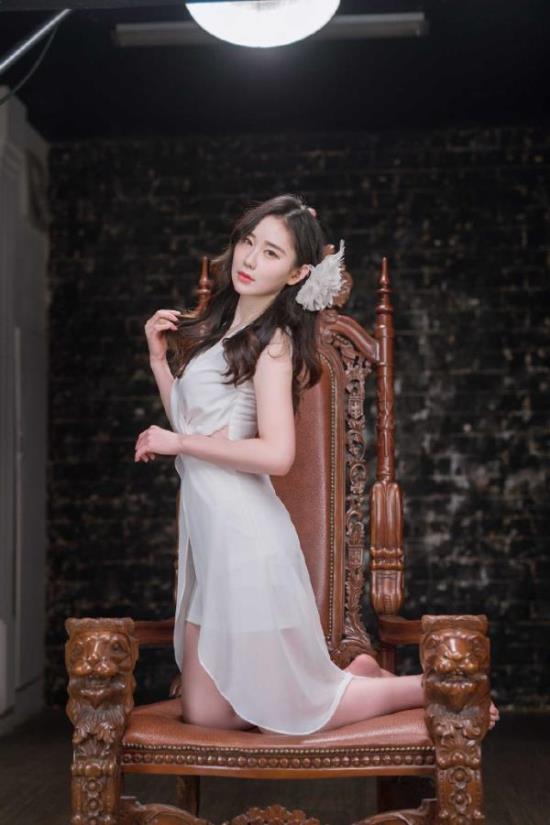 两个大白兔在摇晃:含着她的大白兔。(点击浏览下一张趣图)