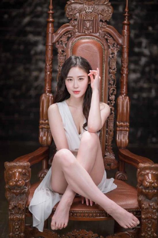 两个大白兔在摇晃:含着她的大白兔。(3)(点击浏览下一张趣图)