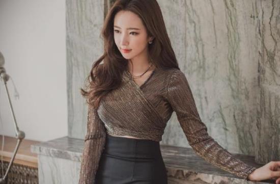 同桌又香又软的大白兔:玩弄胸前的两只大白兔(点击浏览下一张趣图)