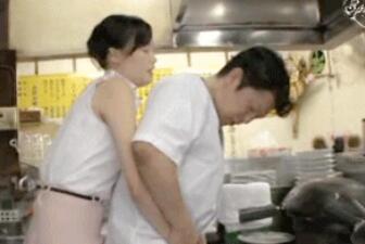 男生强吻女生校园故事 男生亲吻女生的各部位图片(2)(点击浏览下一张趣图)