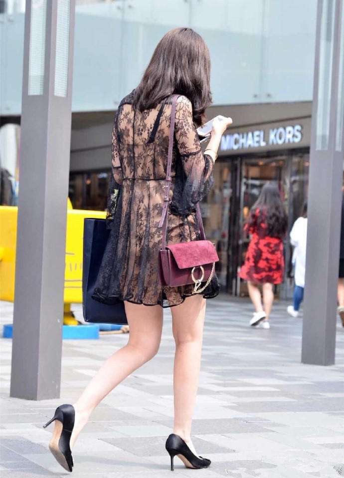 美女穿最小丁字内裤图,(点击浏览下一张趣图)