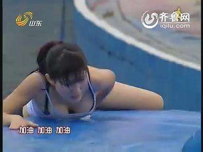 没有穿内裤的冲关女生(2)(点击浏览下一张趣图)