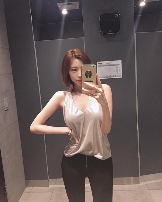 裸体女生暴露下体真实图片(3)(点击浏览下一张趣图)