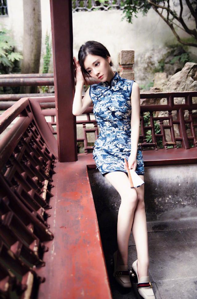 后进旗袍美女动态图美女上班换丝袜全过程(点击浏览下一张趣图)