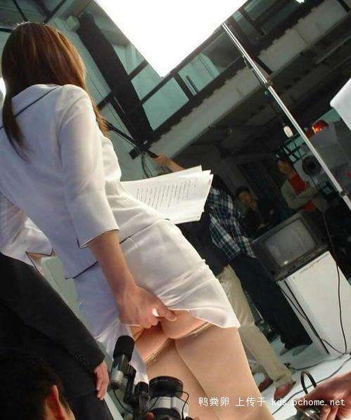 女人下蹲丝袜走光 春光乍泄(4)(点击浏览下一张趣图)
