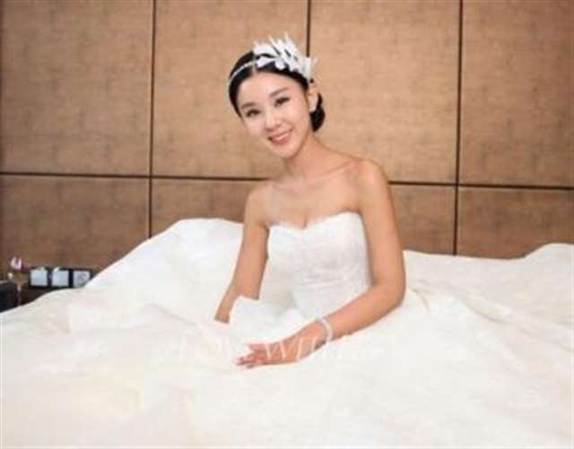 特殊的婚礼h小敏 闹洞房时我们把新娘小敏给干了(点击浏览下一张趣图)