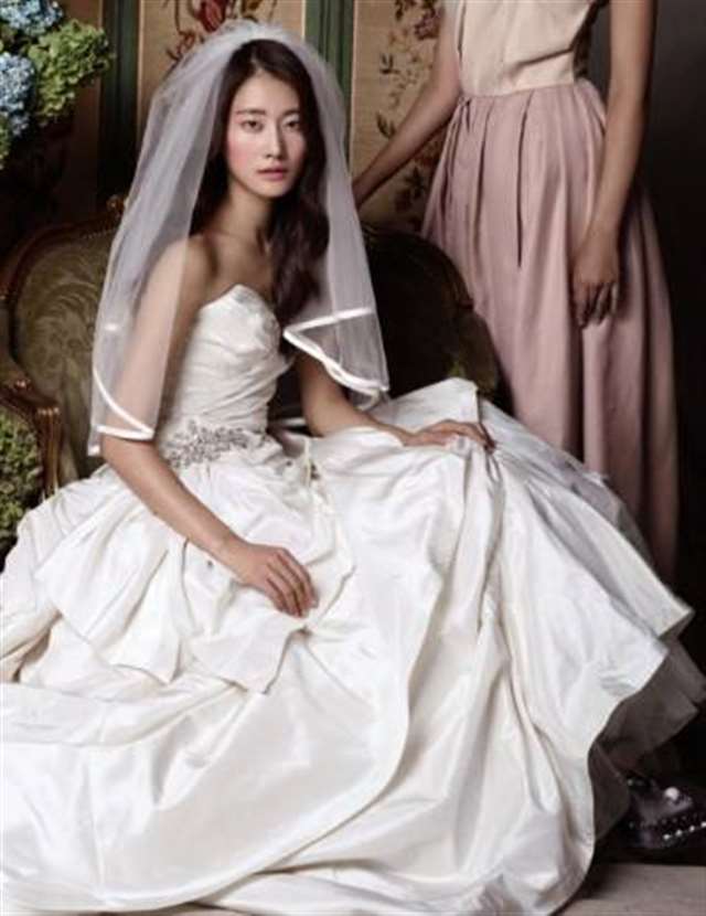 新婚之夜被被别人玩 不戴套玩新婚人妻 新郎竟然在一旁不予阻止(点击浏览下一张趣图) 新婚之夜被被别人玩 不戴套玩新婚人妻 新郎竟然在一旁不予阻止(点击浏览下一张趣图)