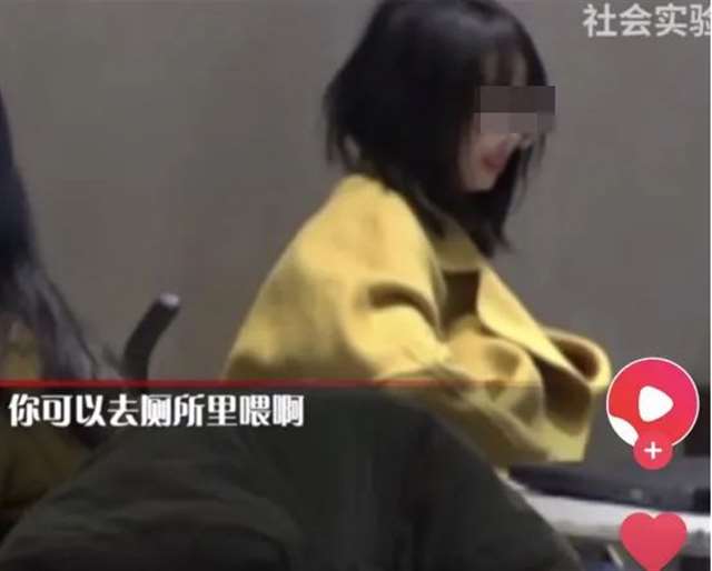 餐厅给孩子哺乳 双乳都露出来喂奶，什么才叫文明？(2)(点击浏览下一张趣图)