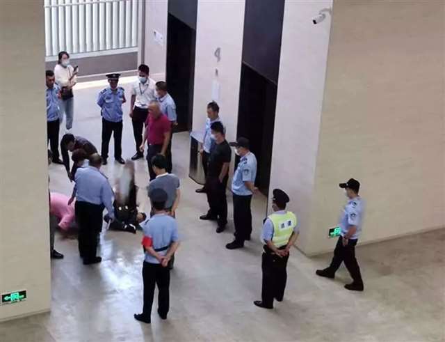 大学教授性侵女学生被解雇,我被强奸了！帮帮我！他强奸了很多人！(点击浏览下一张趣图)