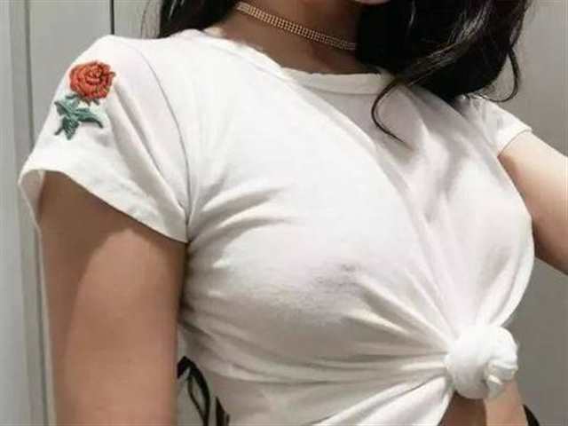 同桌没戴奶罩 ,看到奶头了(点击浏览下一张趣图)