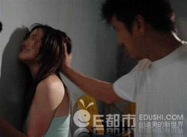 外遇性饥渴的女邻居 她是个不到三十岁的妖艳美女(2)(点击浏览下一张趣图)
