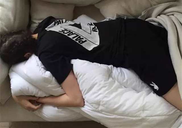 男朋友压着你会有什么反应(2)(点击浏览下一张趣图)