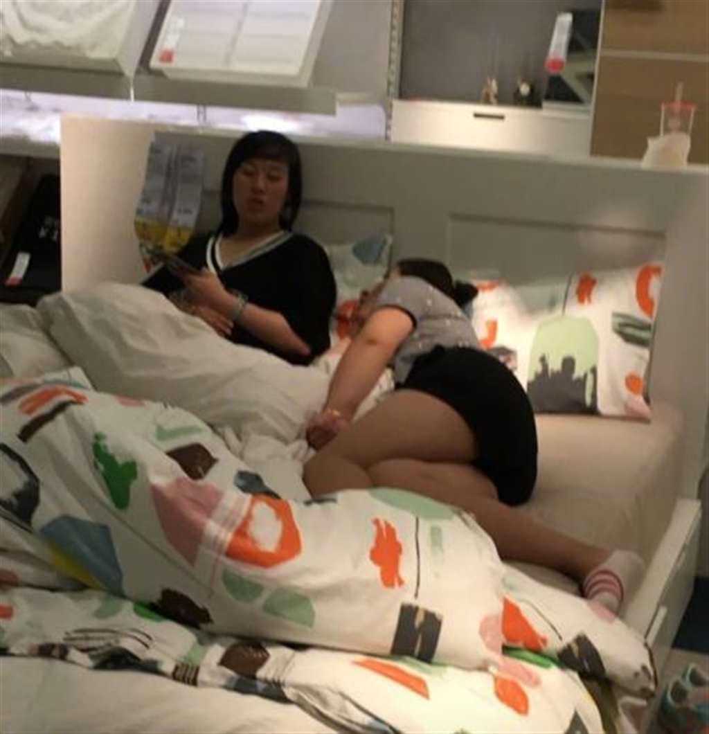 睡得正香老公一直摸真烦 把手伸到我内裤里摸我(点击浏览下一张趣图)