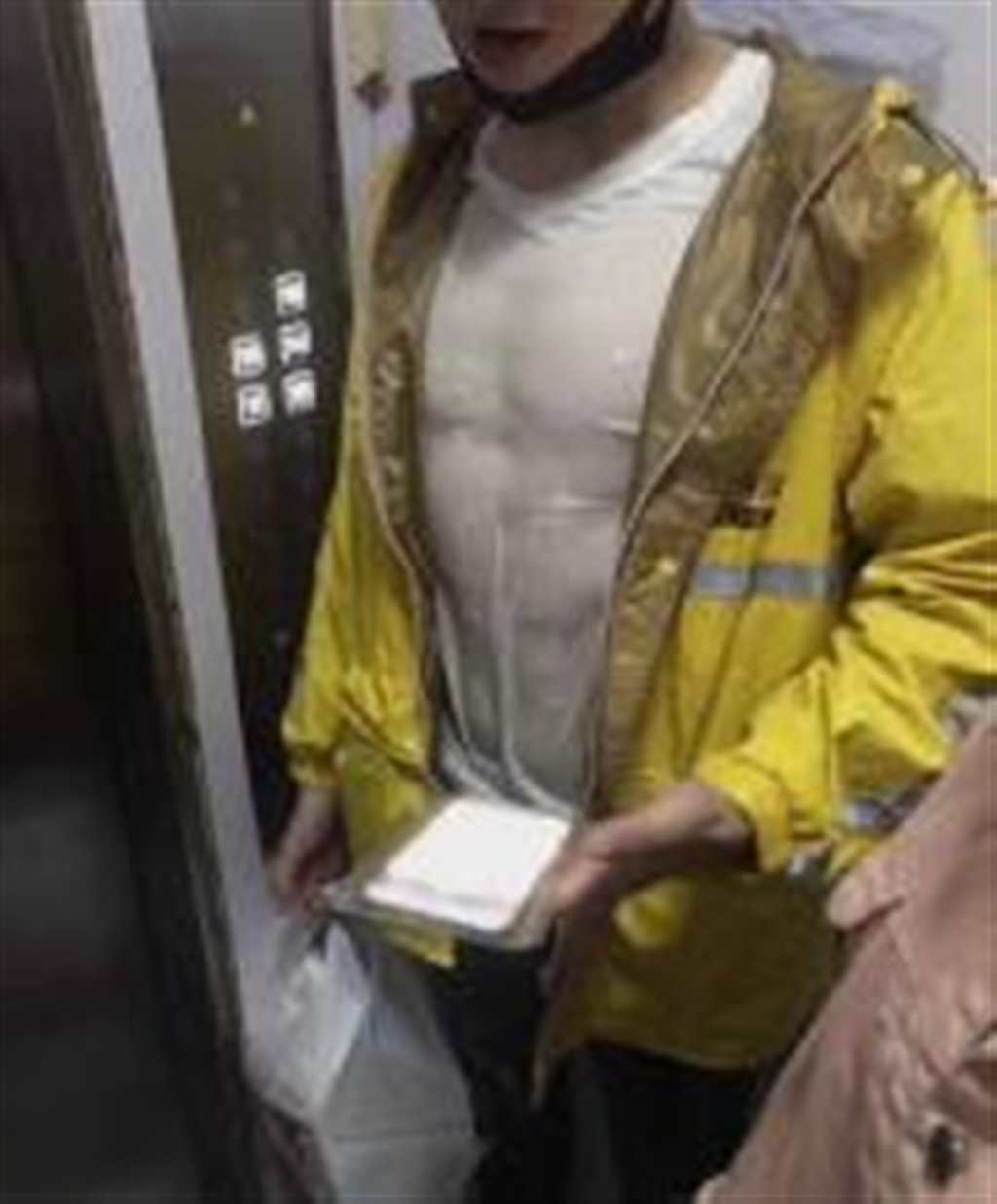 和送外卖的在楼里搞起来 故意穿很少拿外卖(2)(点击浏览下一张趣图)