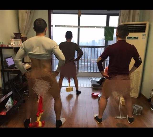男子洗髓功垂吊哪里(2)(点击浏览下一张趣图)