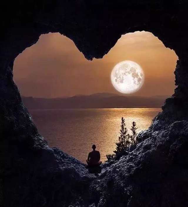 一个老和尚在山洞里练功 一下又一下有力的和尚(点击浏览下一张趣图)