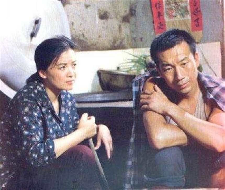 小雪在工地厕所被刘师傅托住她的翘臀(2)(点击浏览下一张趣图)