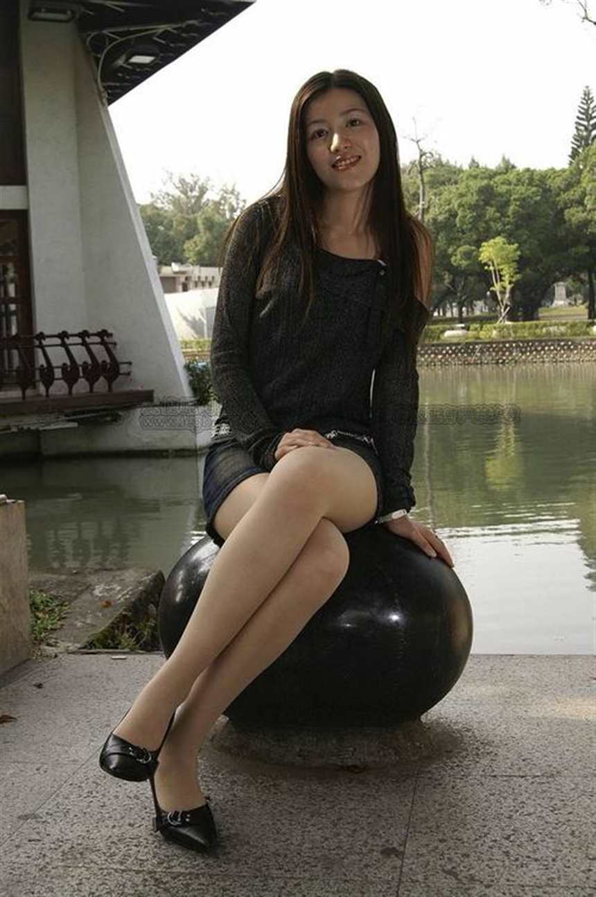 戴桂琴黑子农民老王穿着一身浅蓝色的连衣裙(点击浏览下一张趣图)
