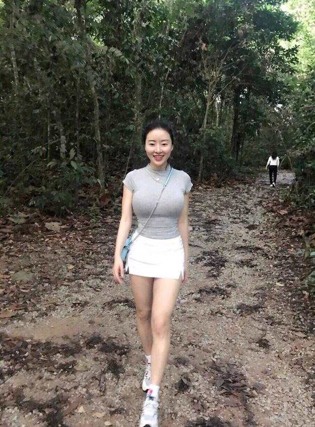街拍路人:微胖的少妇笑起来更有魅力(点击浏览下一张趣图)