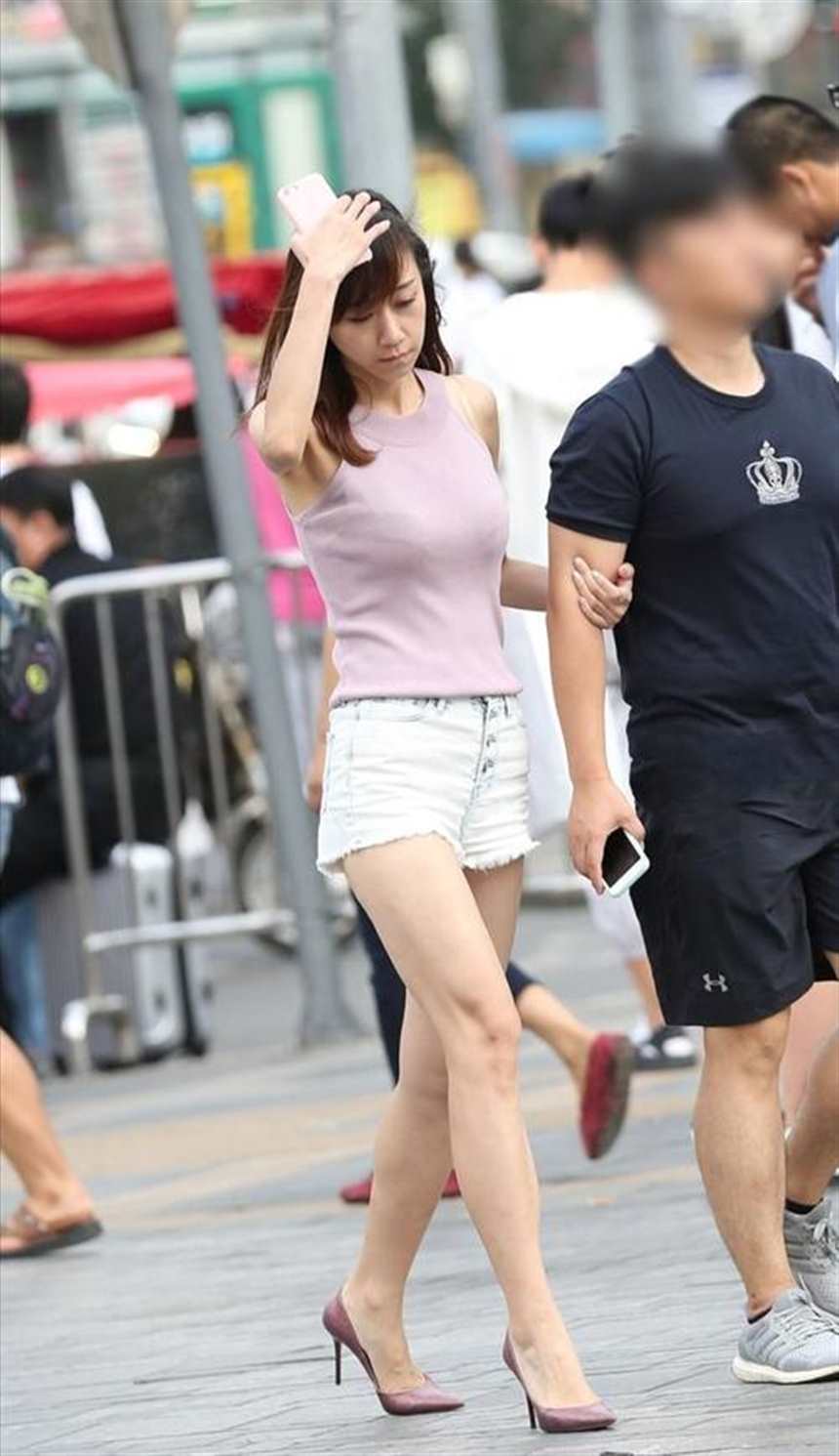 紫色紧身背心牛仔短裤少妇(点击浏览下一张趣图)