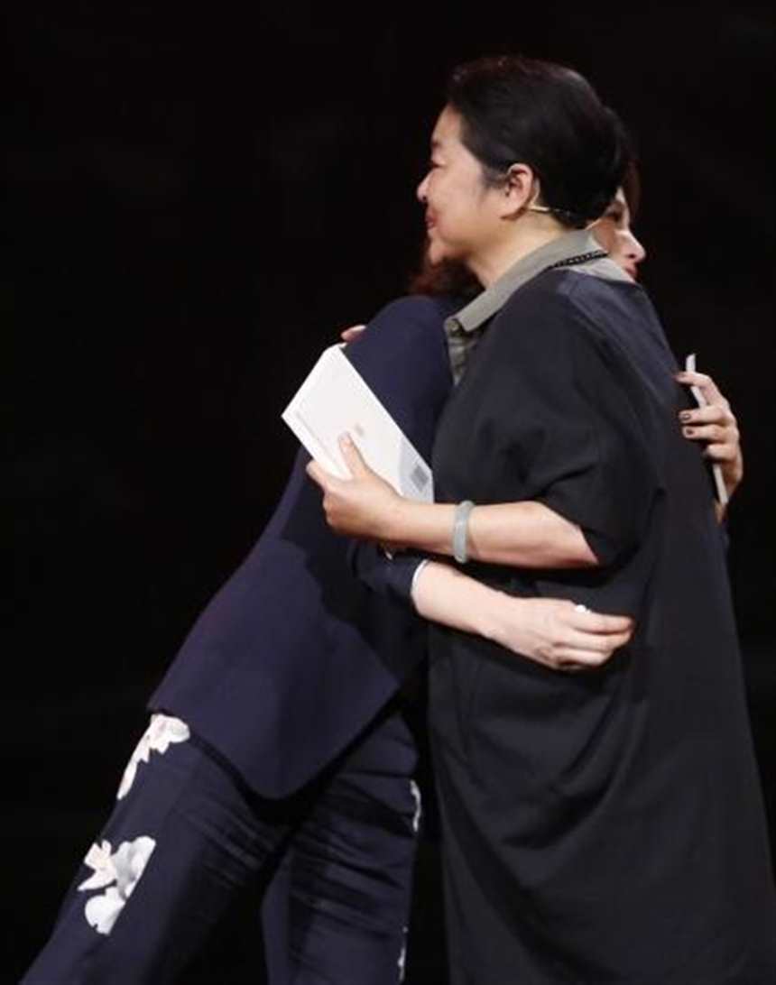 央视两代一姐倪萍董卿再次同框