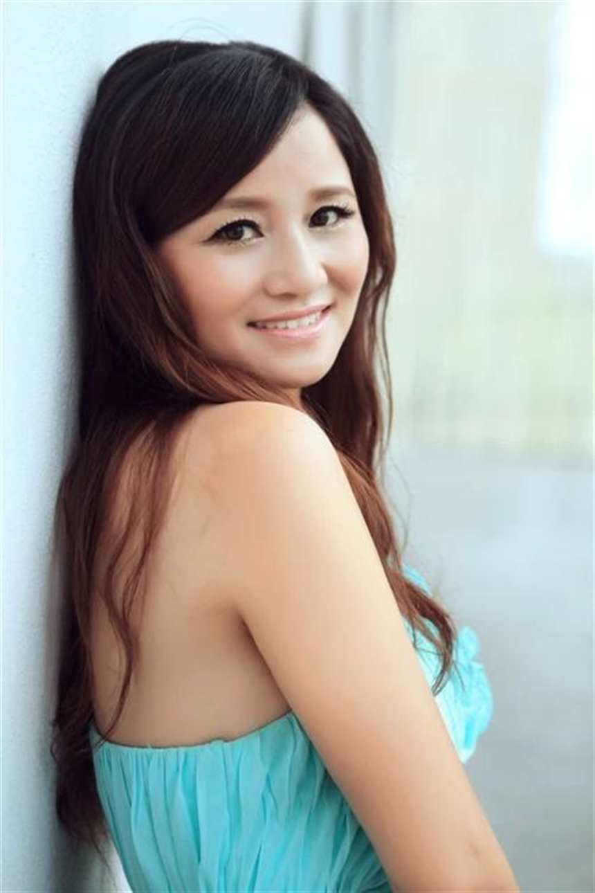 父亲抱着十几岁的女儿睡觉 女儿也已经18岁了，出落得亭亭玉立(2)(点击浏览下一张趣图)