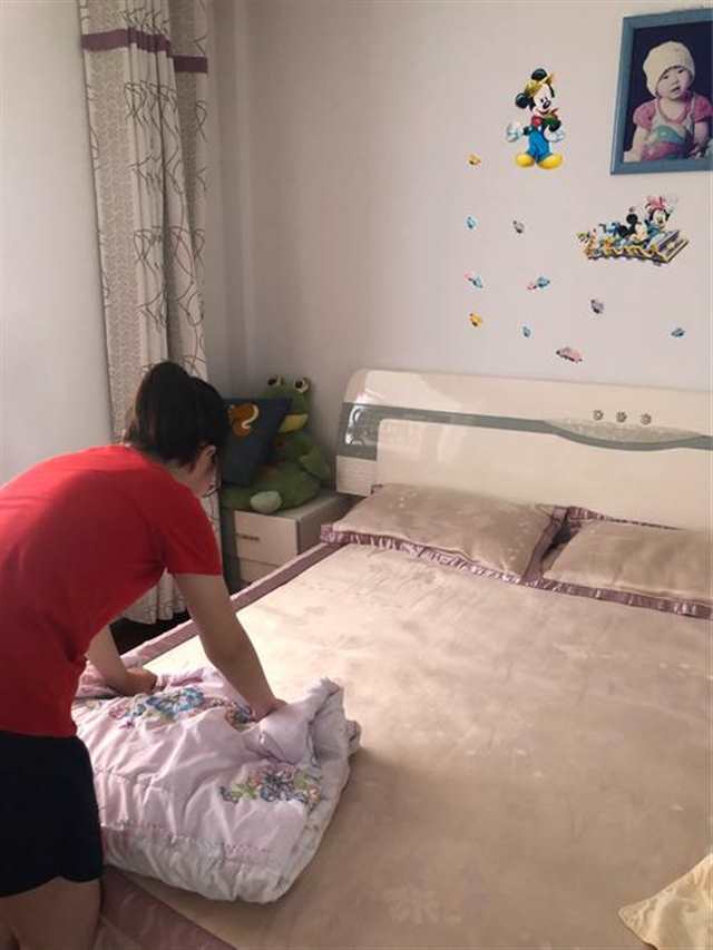 晚上爸妈的床摇动还用很多纸，真尴尬啊(2)(点击浏览下一张趣图)
