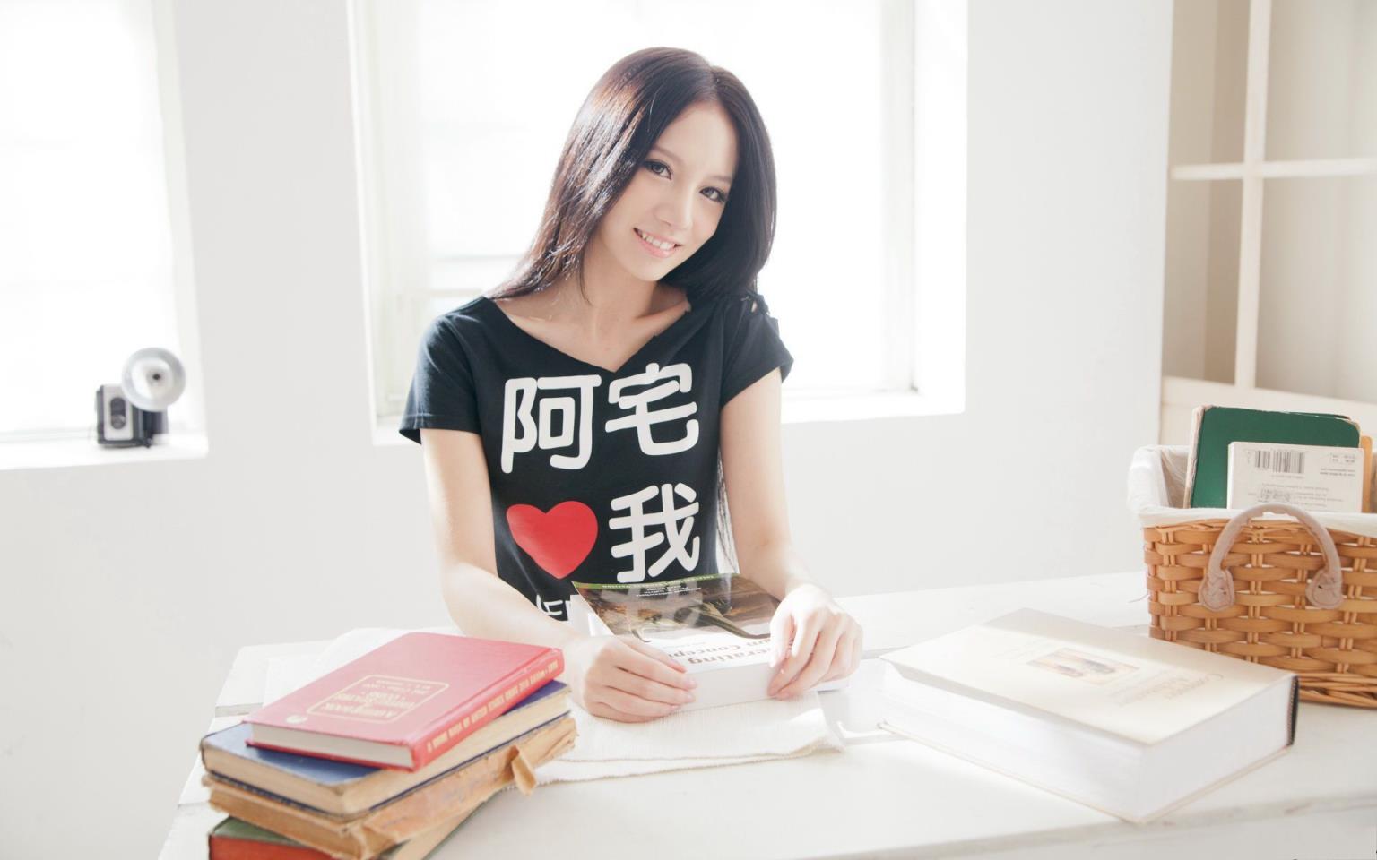姐夫和小姨子的故事：撞见姐夫午夜激情(3)(点击浏览下一张趣图)