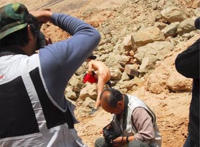 一群男人玩一个女人图解：一群男人射一个女人