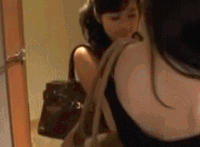 色你妹gif动态图片：母亲和我打工租房住