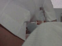 涩涩动态图爱：短裙美女坐陌生人身上