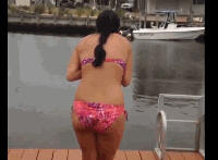 胸罩掉了动态图：胸罩上课掉了