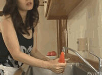 成人簧色动态图：爬上女朋友姐姐的床