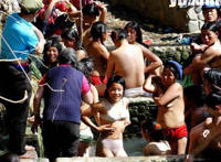 傈僳族澡塘艳浴图片