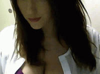 捏奶动态图：我被同桌按在桌上强吻