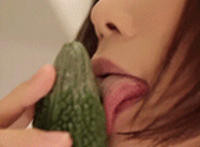 美女在屋里用tt黄瓜