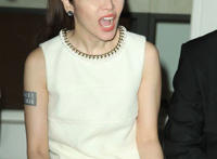 女人穿裙子蹲下走光图片