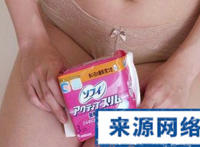 女孩使用卫生巾演示图解