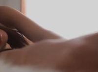 女人穿裙子蹲下走光