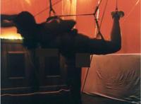 国外sm视频网站：SM大赛内部照 美女赤身捆绑被虐图