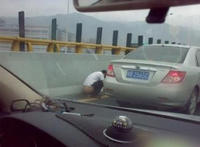 高速堵车女小便 美女拉肚子憋不住了