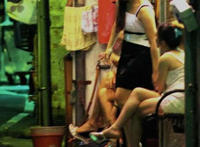 小胡同里的站街女图片 女澡堂里的男搓澡工