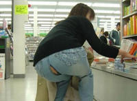 长牛仔裤蹲下露底 一不小心走了光