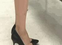 初中女生系鞋带露胸