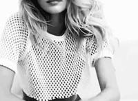 双腿无力挂在肩头抵在车座上 男朋友掀起了我的裙子