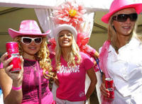 性都拉脱维亚街拍组图 现在的女人太开放